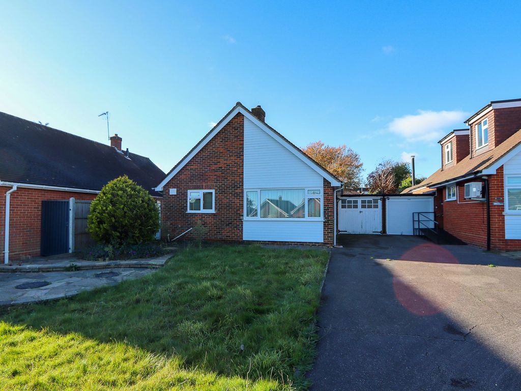 2 bed detached bungalow for sale in The Orchards, Epping CM16, £675,000