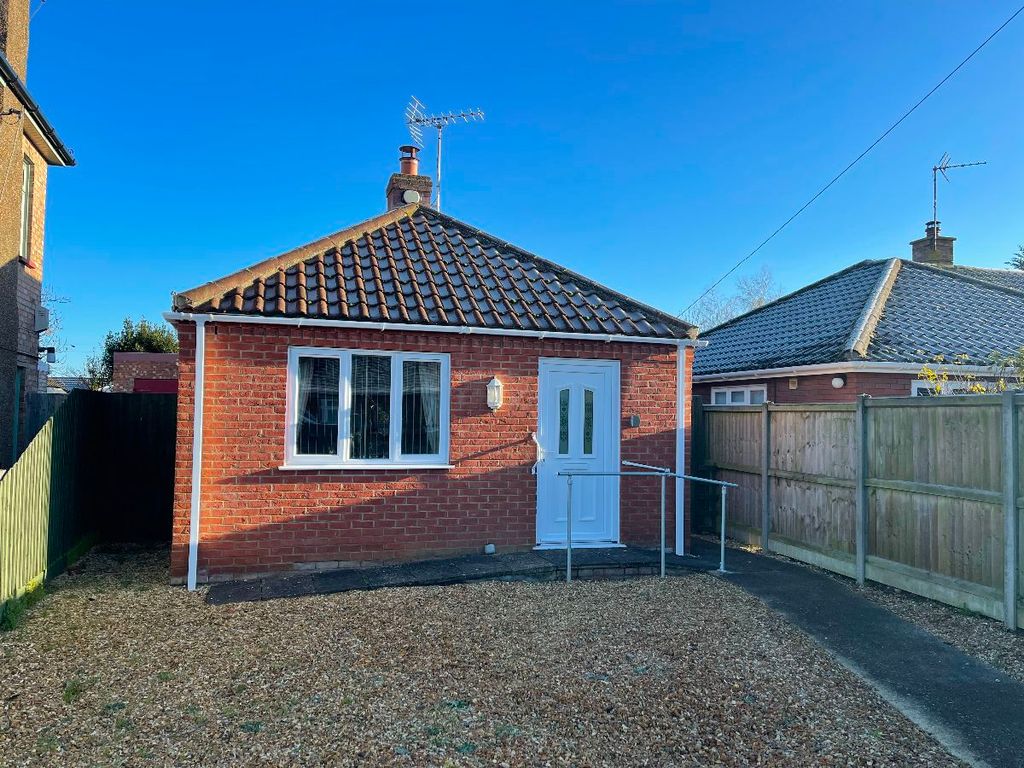 2 bed bungalow to rent in Gorefield Road, Leverington, Wisbech PE13, £