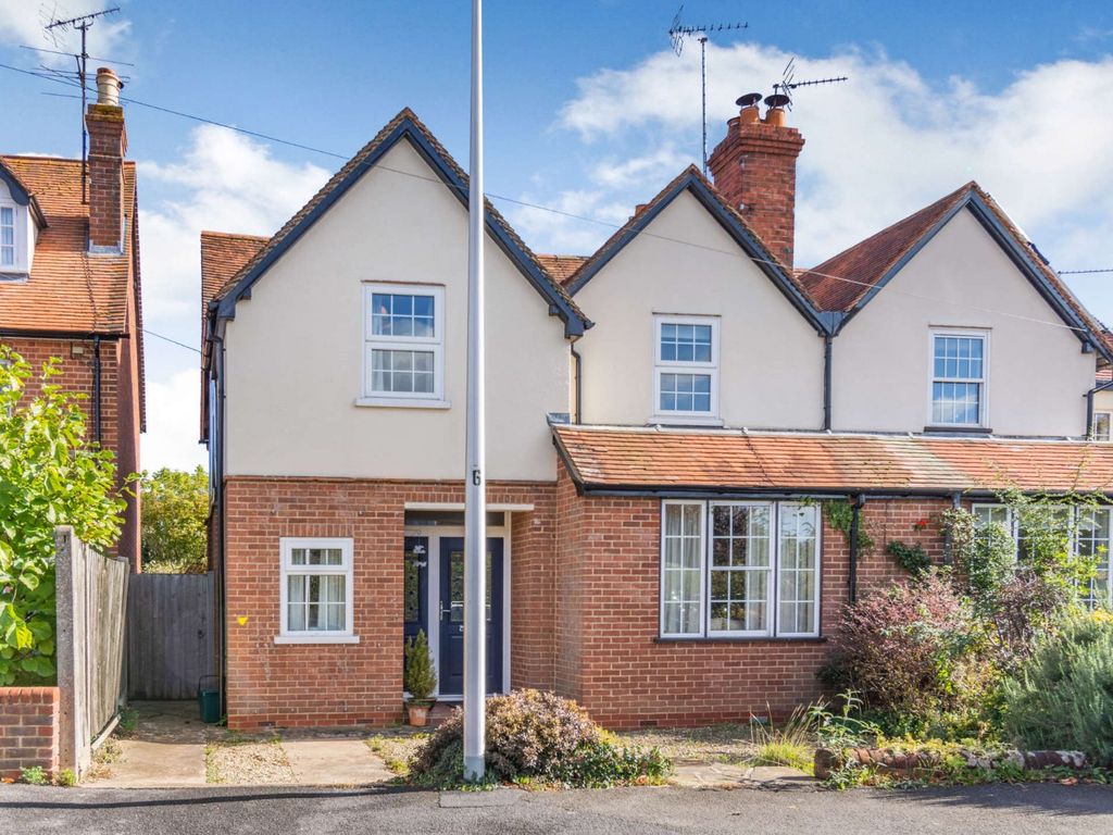 4 bed semidetached house for sale in Horseshoe Road, Pangbourne