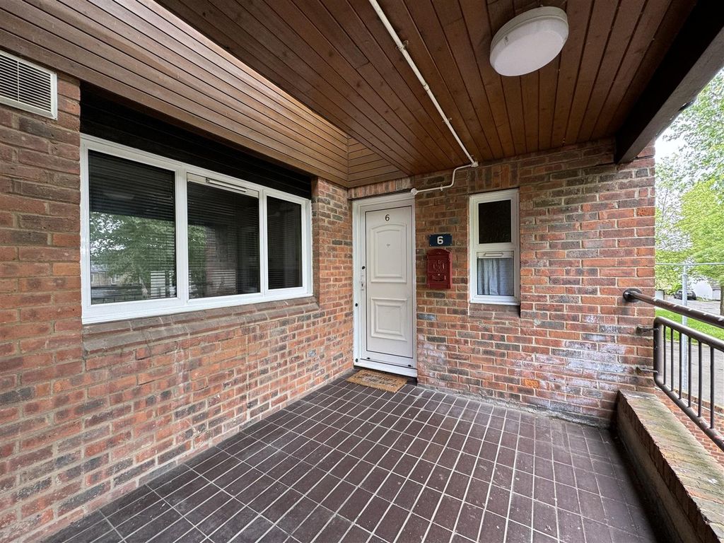 4 bed for sale in Chalvedon Square, Pitsea, Basildon SS13, £