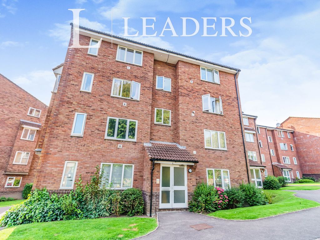 Studio to rent in St. Leonards Park, East Grinstead RH19, £825 pcm Zoopla