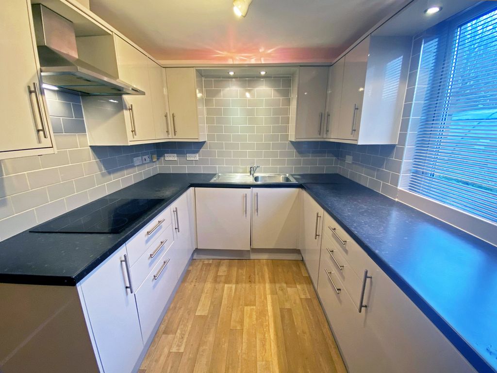 2 bed flat to rent in Ffordd Garthorne, Cardiff Bay, Cardiff CF10, £