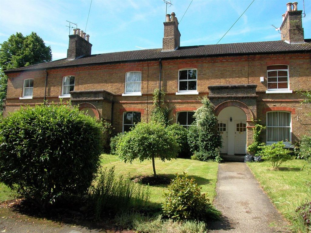 2 bed terraced house to rent in Raglan Road, Knaphill, Woking, Surrey