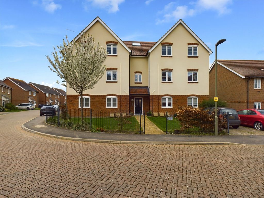 2 bed flat to rent in Emmington View, Chinnor, Oxfordshire OX39, £1,300 pcm Zoopla