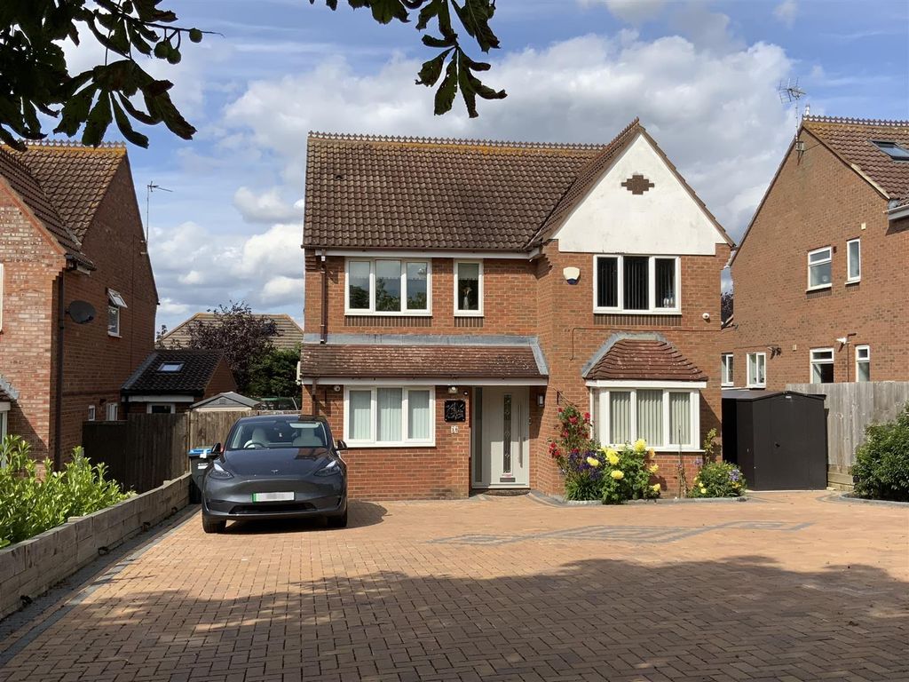 5 bed detached house for sale in Rhoscolyn Drive, Tattenhoe, Milton