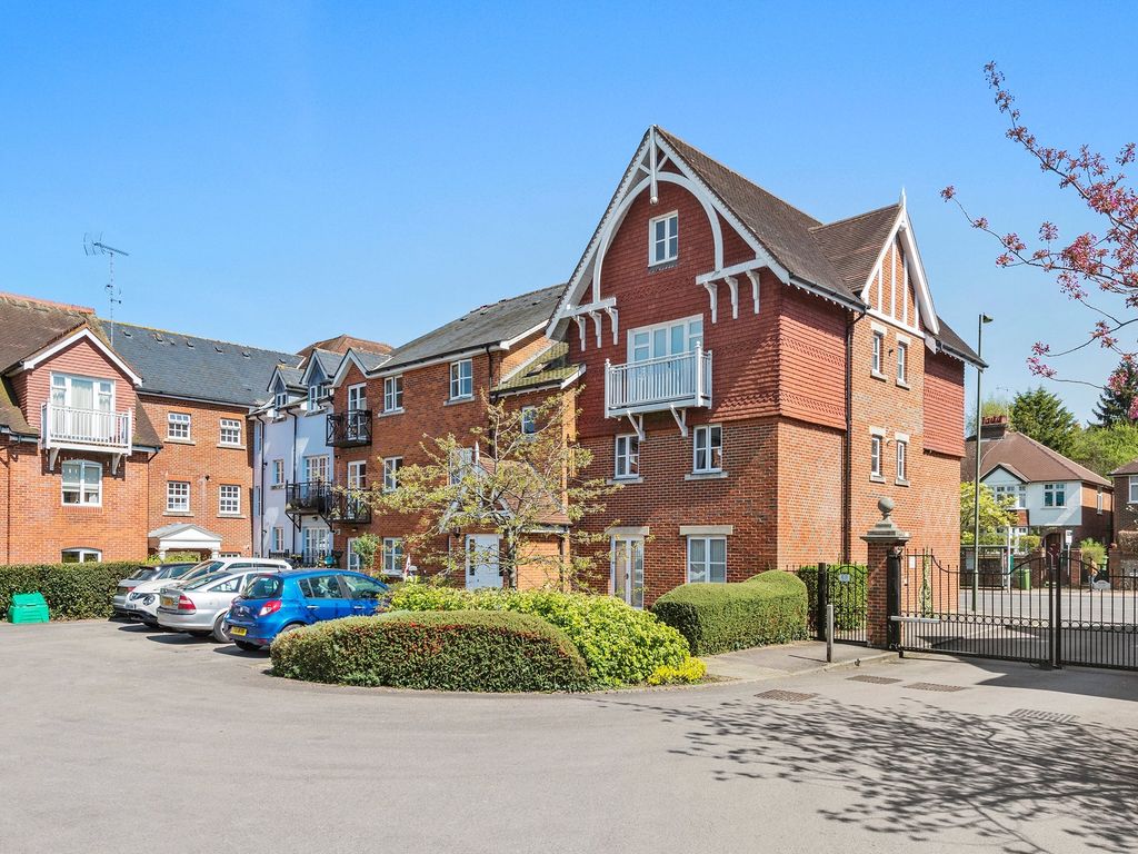 1 bed flat to rent in Townfield Court, Horsham Road, Dorking, Surrey