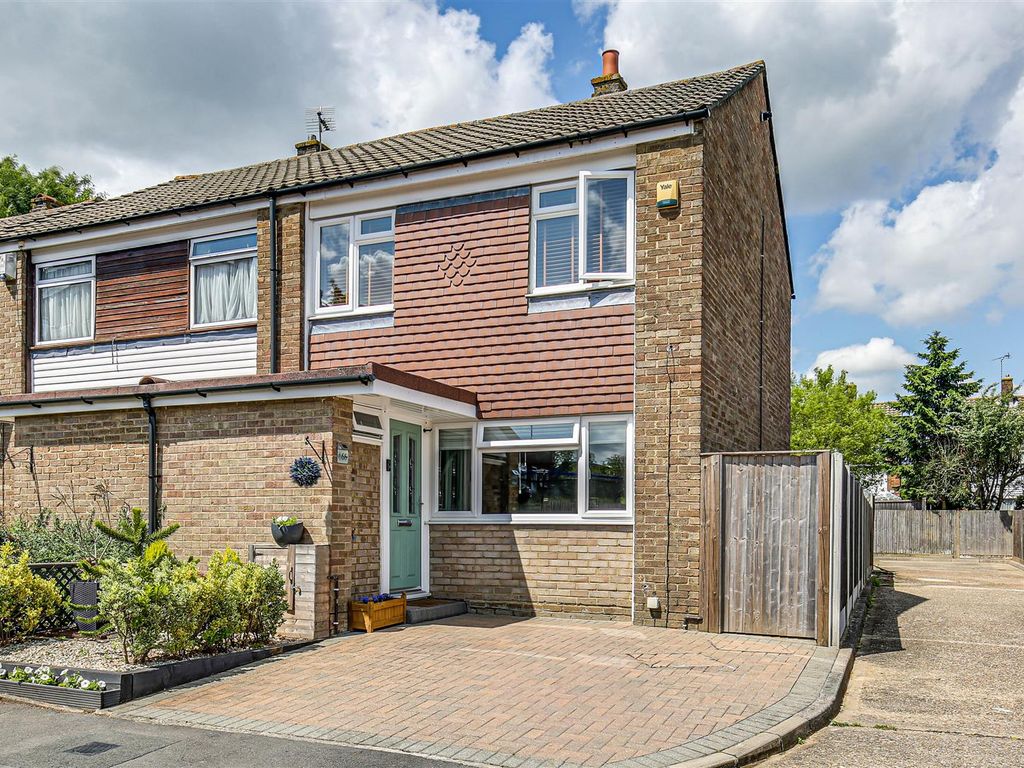 3 bed semidetached house for sale in Magnolia Drive, Biggin Hill