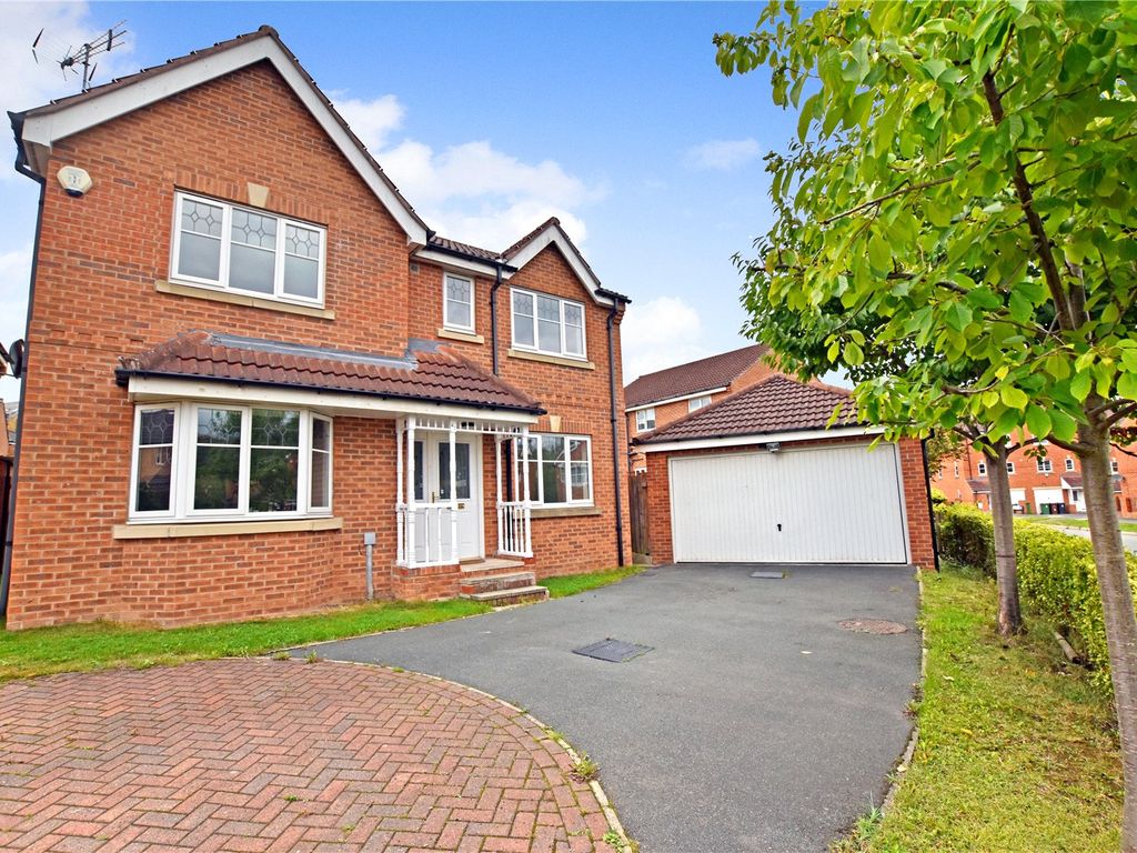 4 bed detached house for sale in New Village Way, Churwell, Morley