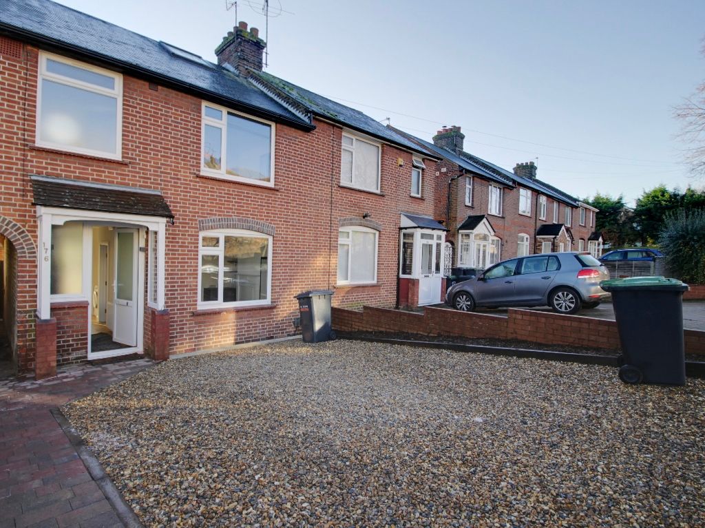 Room to rent in Crawley Green Road, Luton LU2, £700 pcm Zoopla