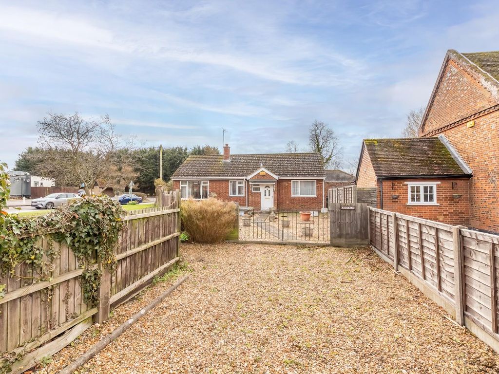 3 bed detached bungalow for sale in Leighton Road, Hockliffe, Leighton