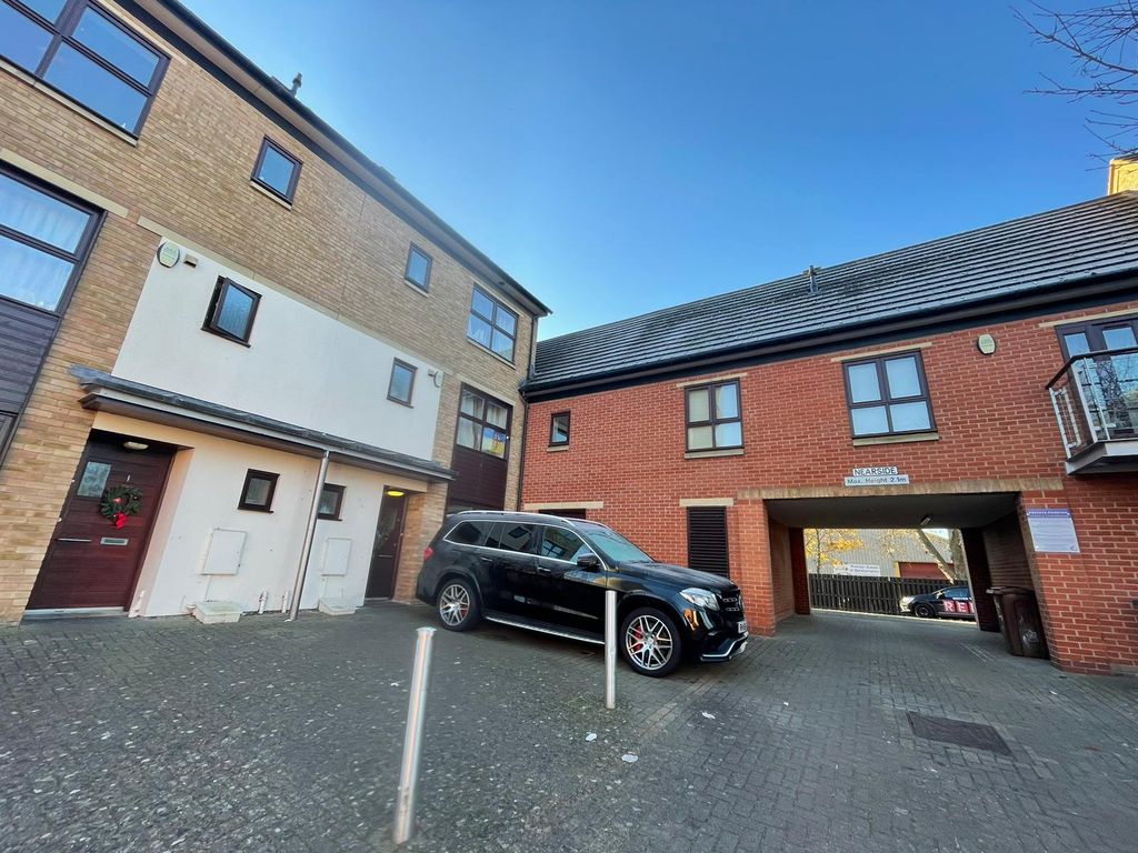 Near Side, St James, Northampton NN5  