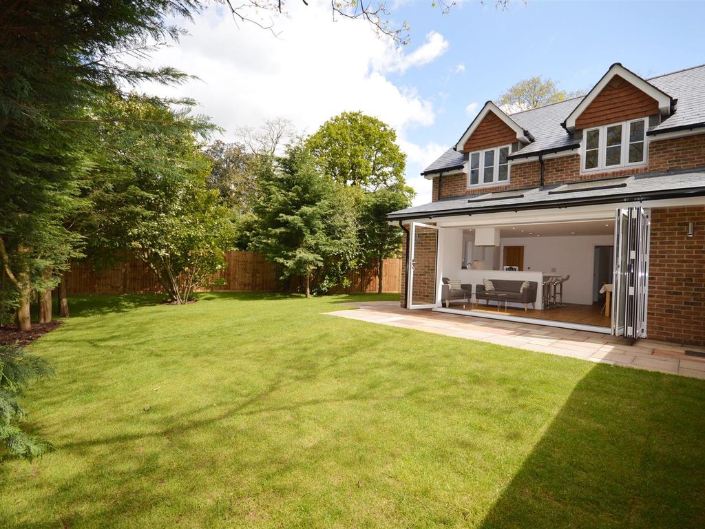 3 bed semidetached house to rent in Midhurst Road, Liphook GU30, £