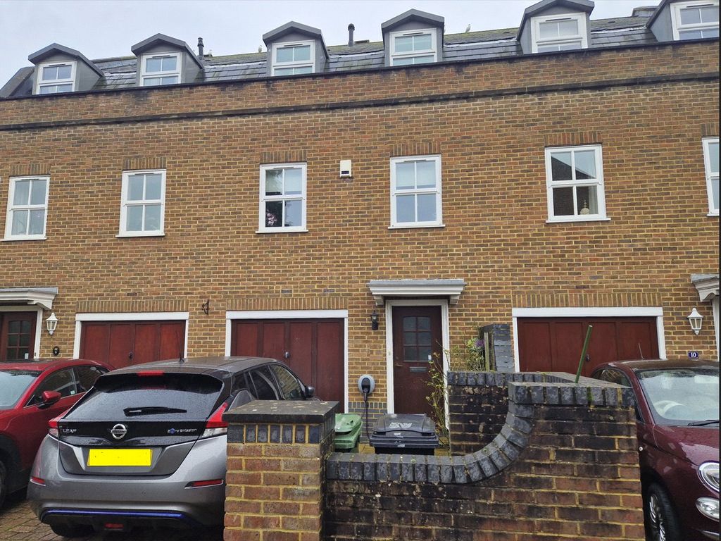 4 bed terraced house to rent in Mill View Close, Ewell, Epsom, Surrey