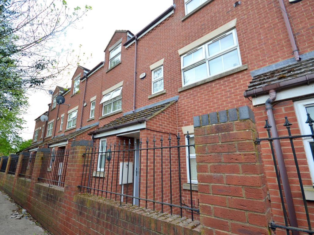 4 bed terraced house to rent in South Street, Abington, Northampton NN1