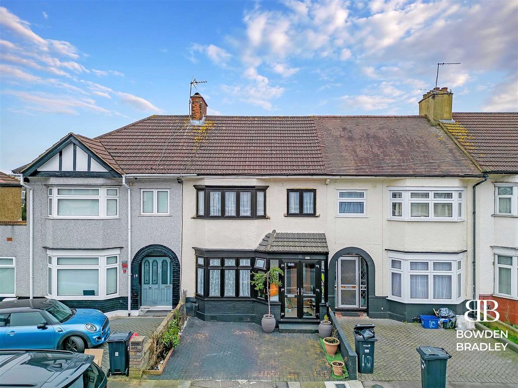 3 bed terraced house for sale in Cantley Gardens, Ilford IG2, £575,000