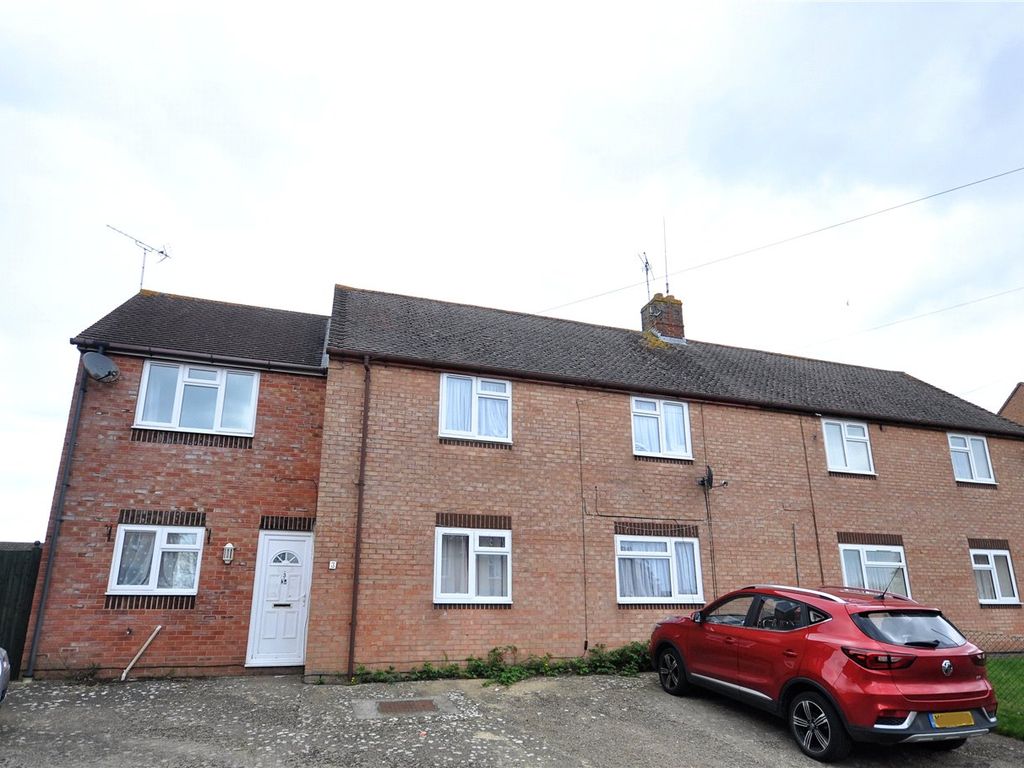 4 bed end terrace house for sale in Road, Swindon, Wiltshire