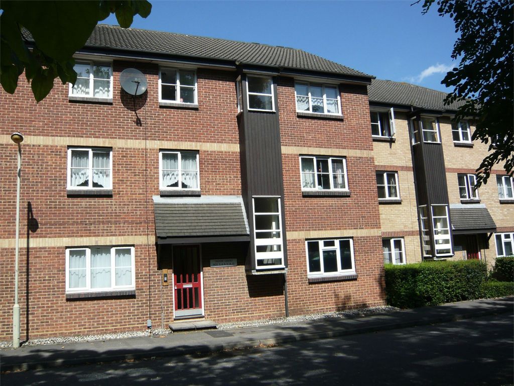 1 bed flat to rent in Troon Court, Muirfield Close, Reading, Berkshire