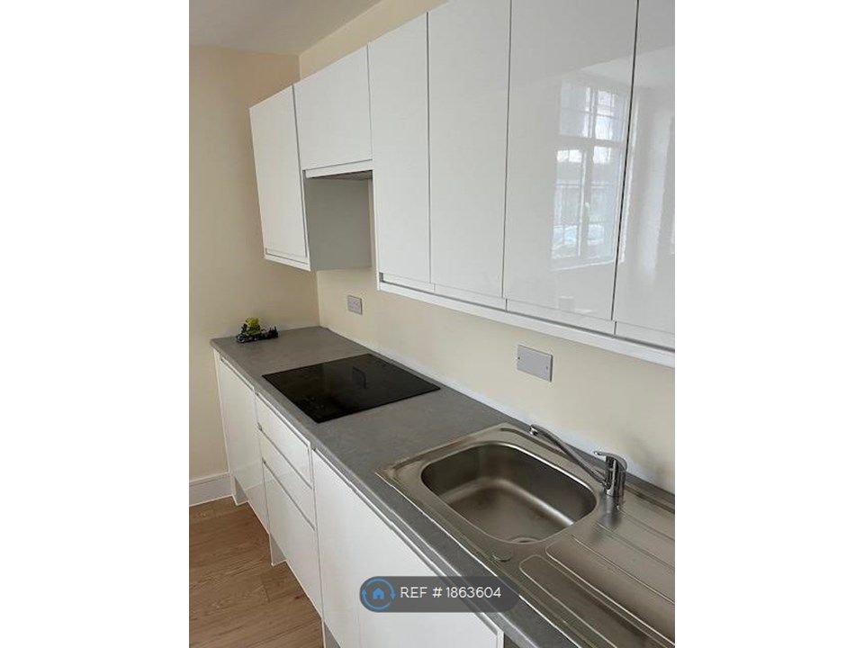 1 bed flat to rent in High Street Gillingham Kent, Gillingham ME7, £