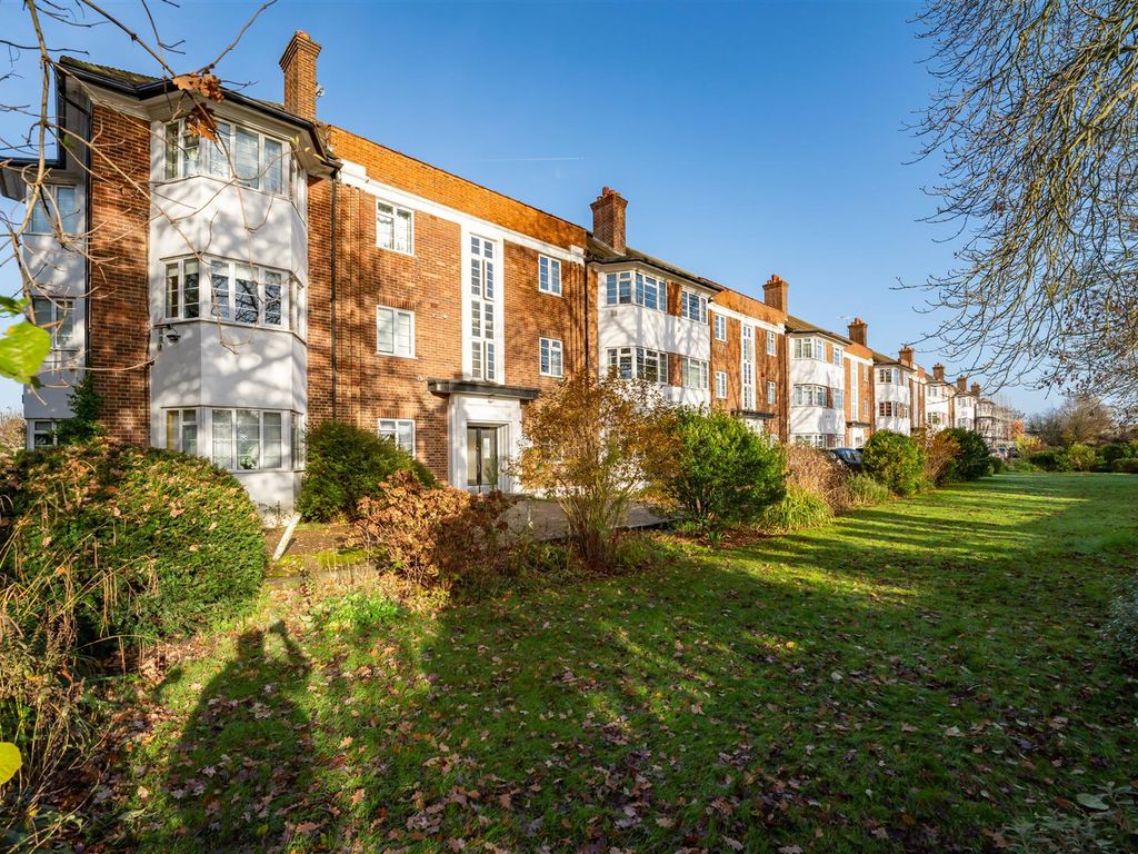 2 bed flat for sale in Great West Road, Hounslow TW5, £390,000 Zoopla
