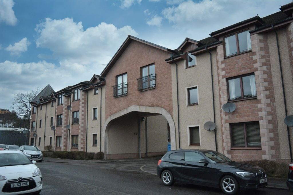 2 bed flat to rent in Oliphant Court, Riverside, Stirling FK8, £950 pcm Zoopla