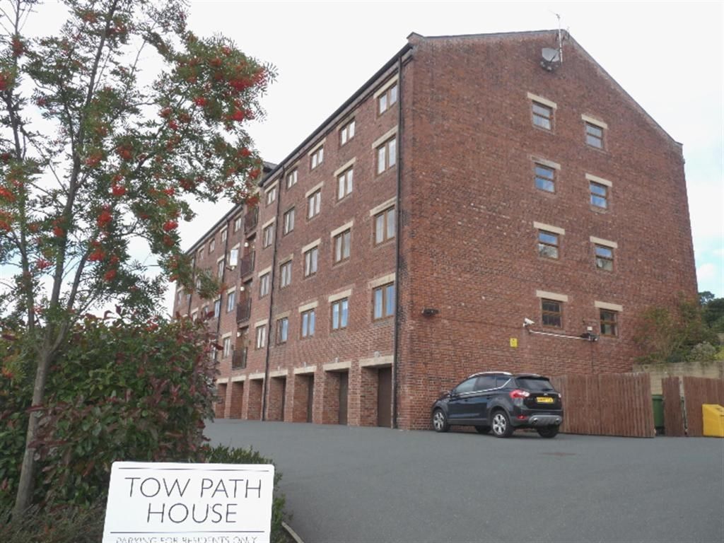 3 bed flat for sale in Canal Road, Riddlesden, Keighley BD20, £132,000