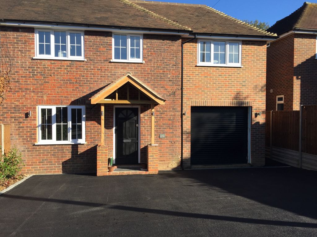 4 bed semidetached house to rent in Norwood Close, Effingham