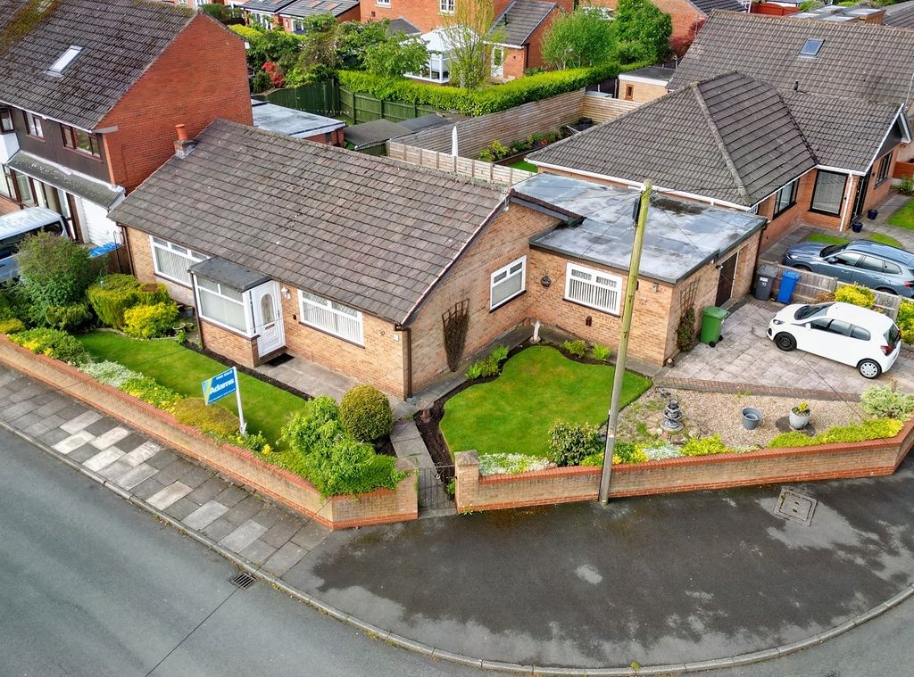 3 bed detached bungalow for sale in Farndale, Widnes WA8 Zoopla