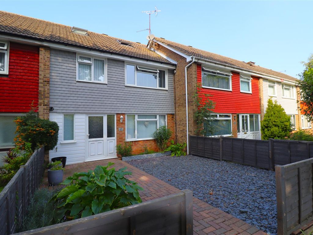 4 bed terraced house for sale in Otterham Quay Lane, Rainham