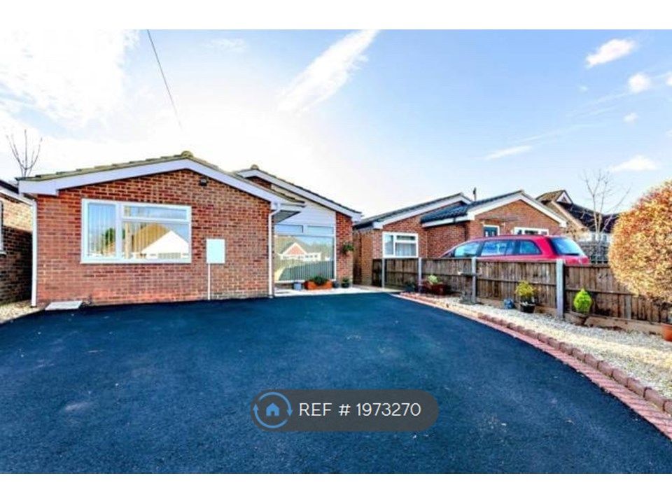 3 bed bungalow to rent in Rydes Hill Crescent, Guildford GU2, £1,950