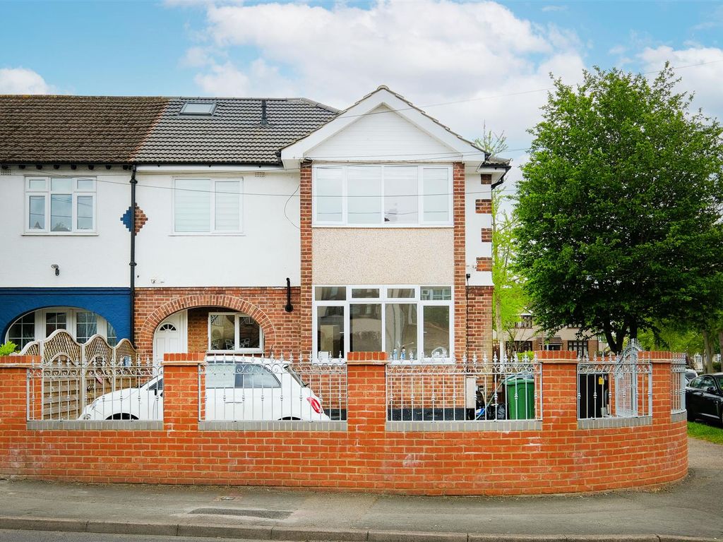 3 bed flat to rent in Endlebury Road, Chingford, London E4, £1,975 pcm