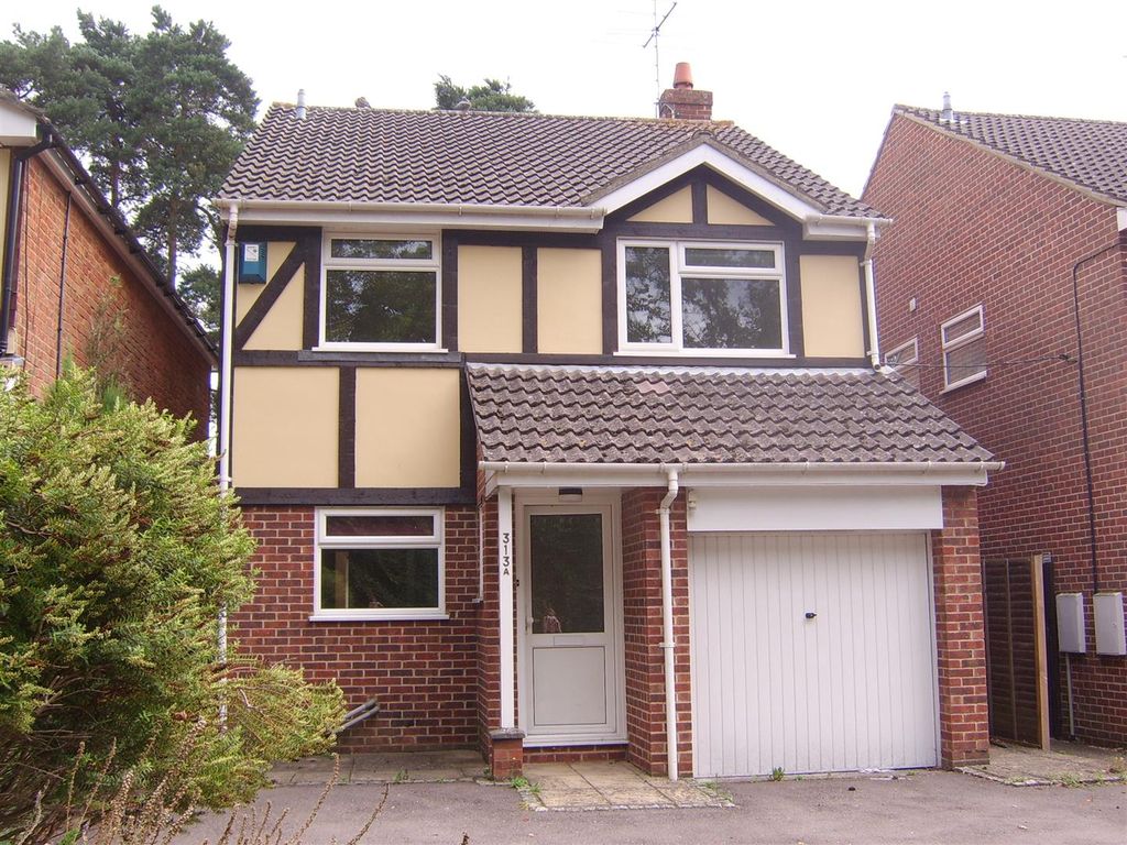 4 bed detached house to rent in Fernhill Road, Farnborough GU14, £1,750