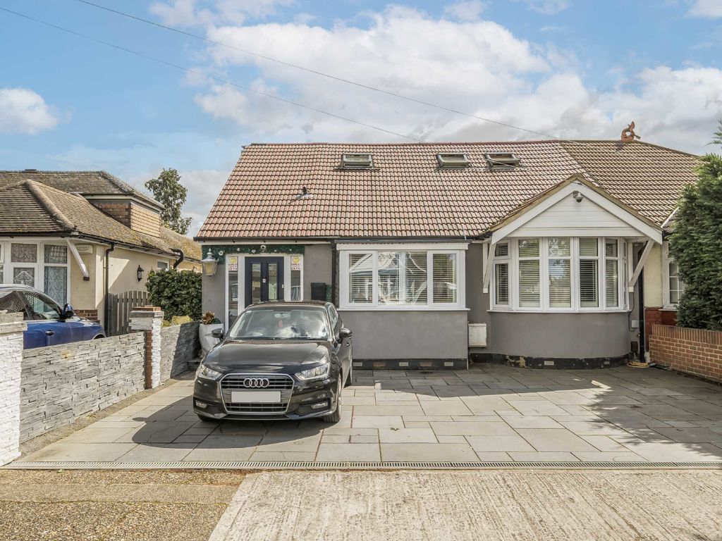3 bed semidetached house to rent in Birch Grove, Shepperton TW17, £
