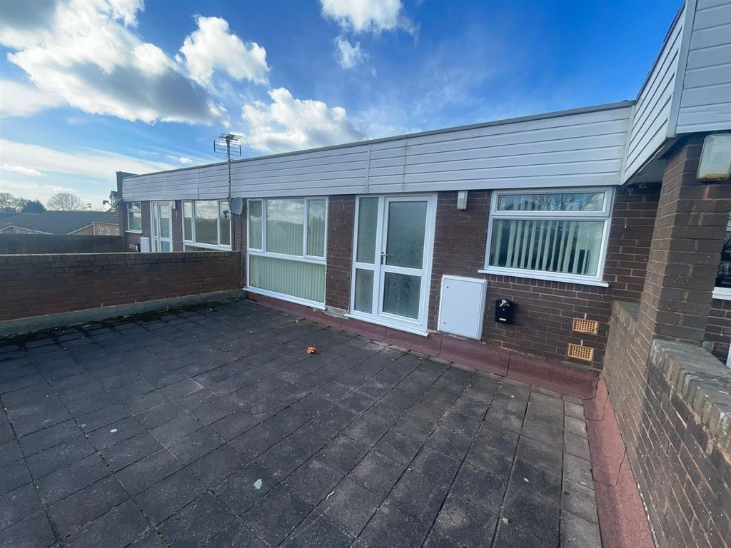 2 bed flat to rent in Stroud Avenue, Willenhall WV12 Zoopla