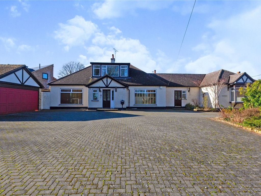 6 bed detached house for sale in Fawkham Avenue, New Barn, Kent DA3