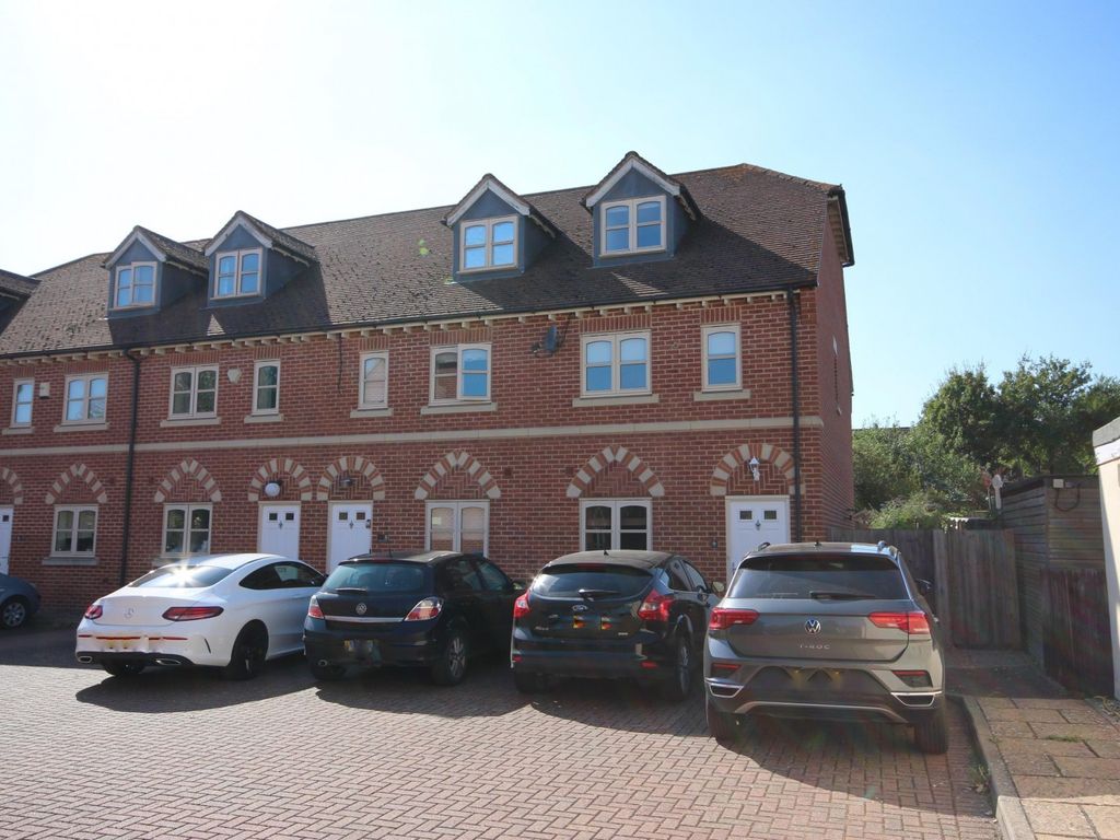 3 bed end terrace house to rent in Leverton Gardens, Wantage