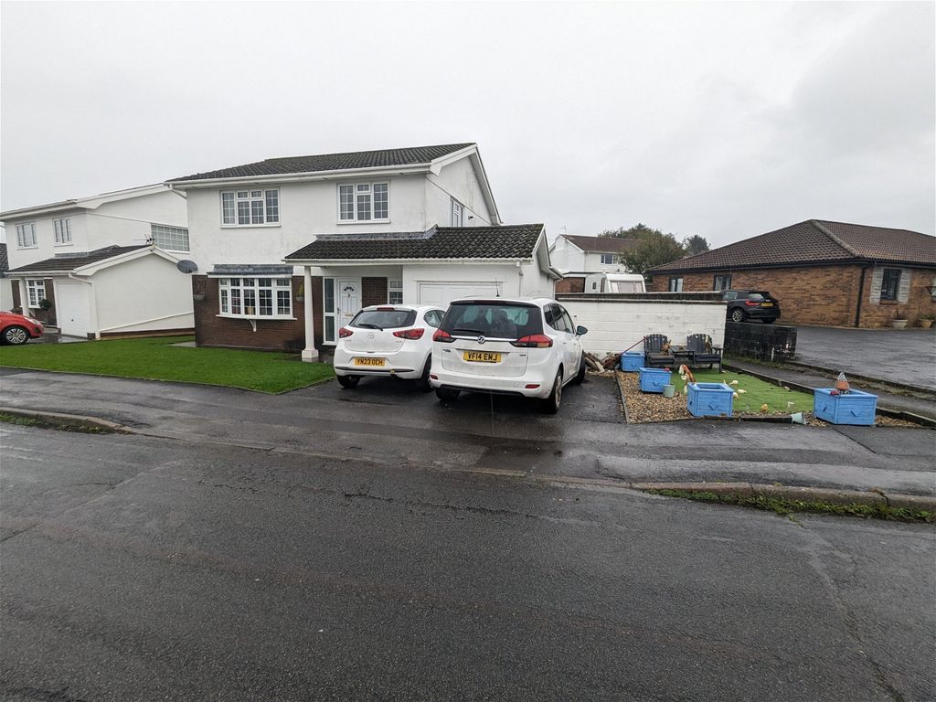 4 bed detached house for sale in Llwyn Y Bryn, Ammanford SA18, £280,000