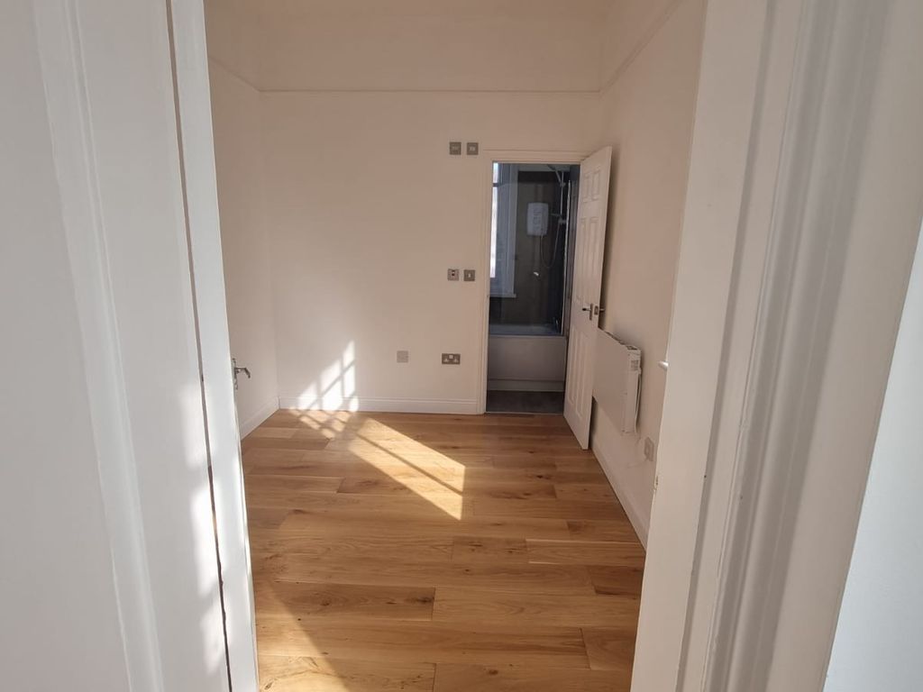 1 bed flat to rent in Clifton Court, Royal Terrace, SouthendOnSea SS1