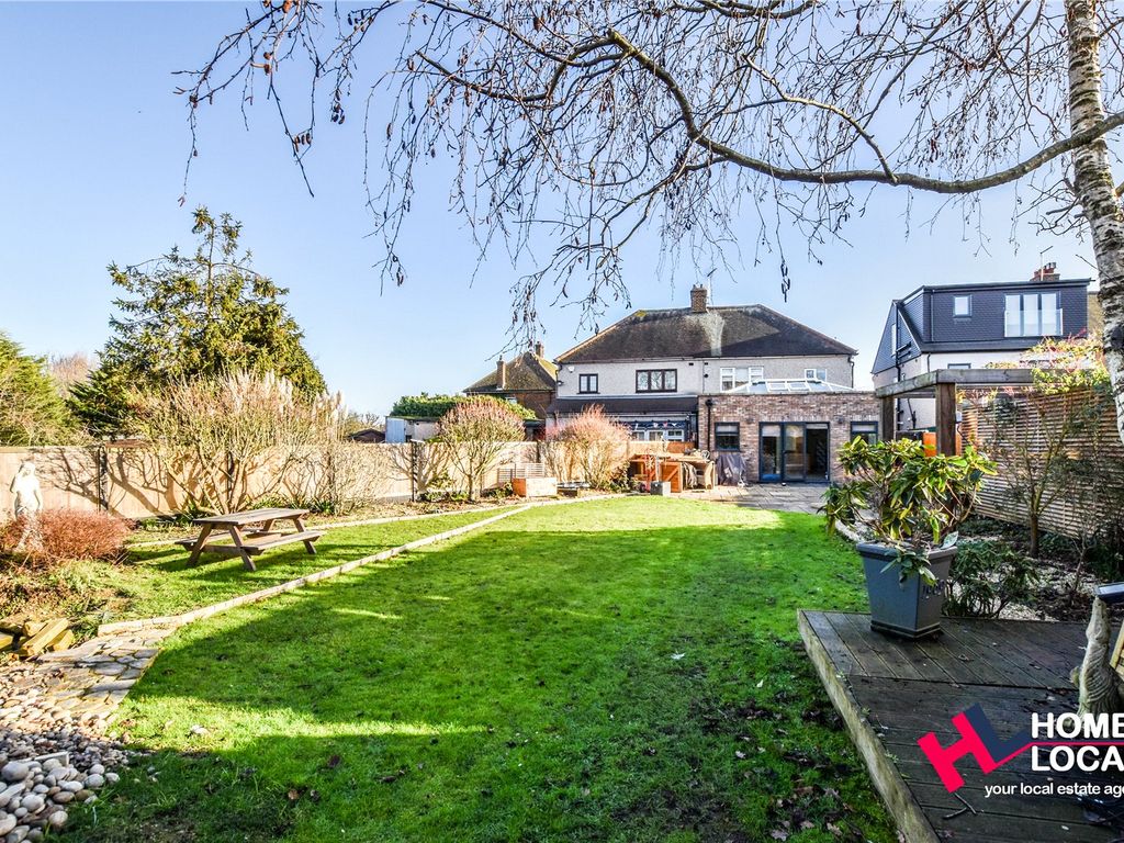 4 bed semidetached house for sale in Woodlands Close, Grays, Essex