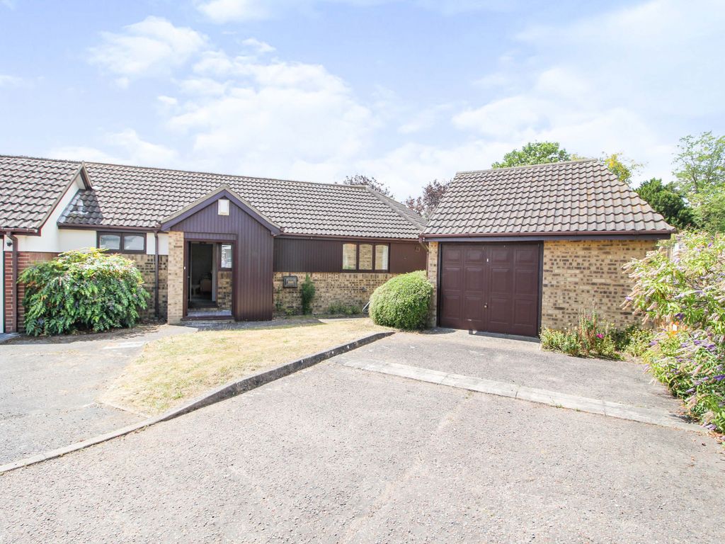 2 bed semidetached bungalow for sale in Pilgrims Close, SouthendOn