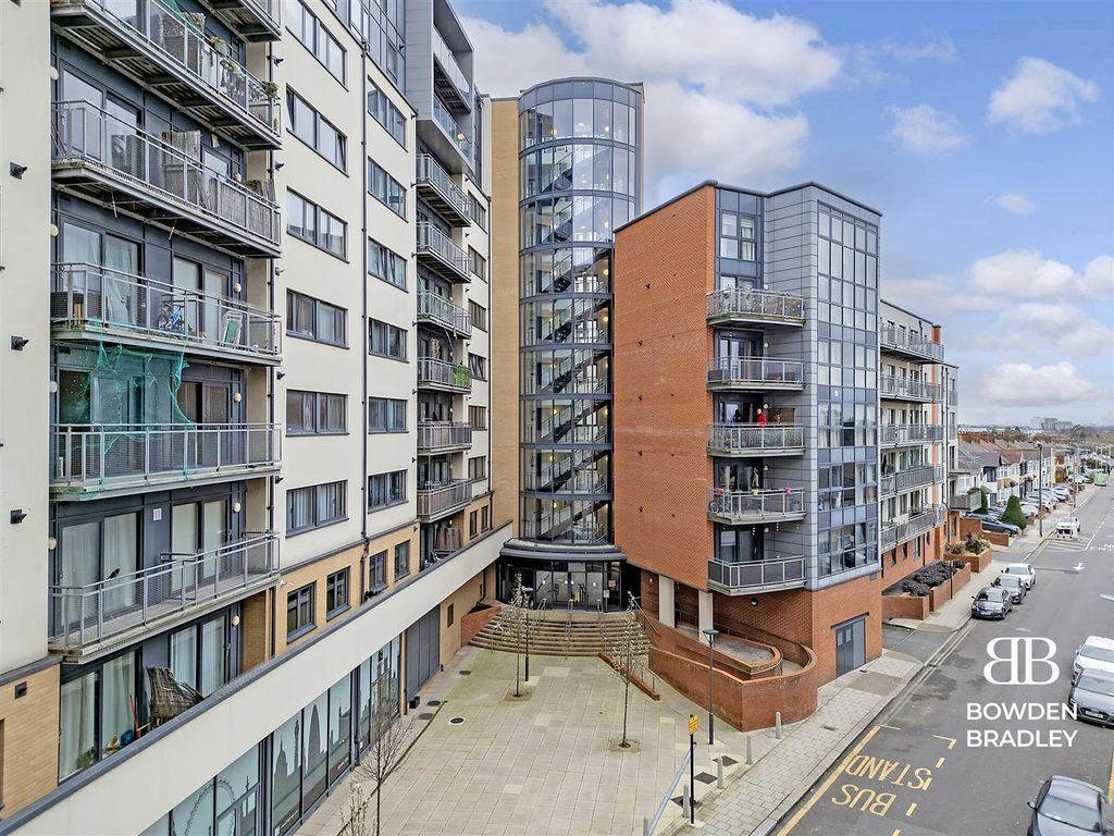 2 bed flat to rent in Perth Road, Ilford IG2, £1,800 pcm Zoopla