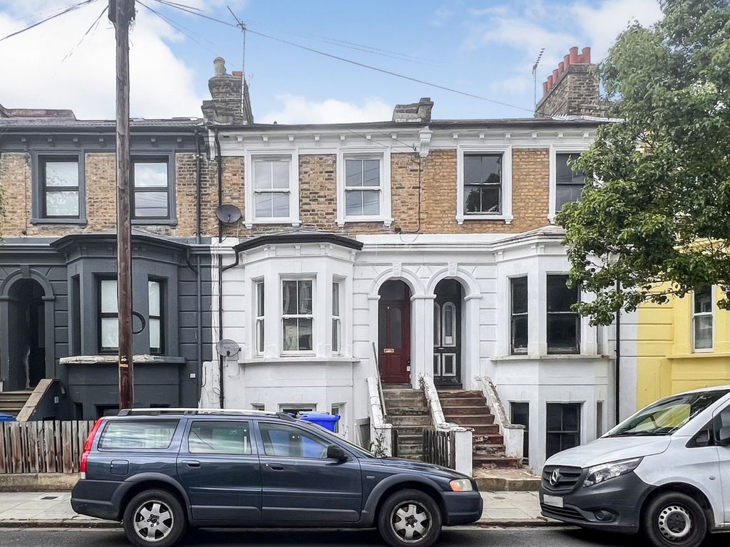 3 bed terraced house for sale in Graces Road, London SE5, £775,000 Zoopla
