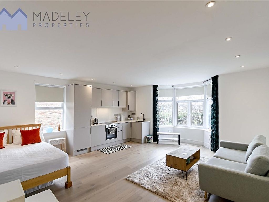 Studio to rent in Chatsworth Gardens, London W3 Zoopla