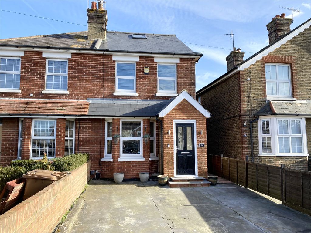 3 bed semidetached house to rent in Brighton Road, Salfords, Redhill
