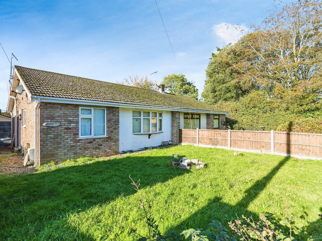 3 bed semidetached bungalow for sale in Cotswold Way, Oulton
