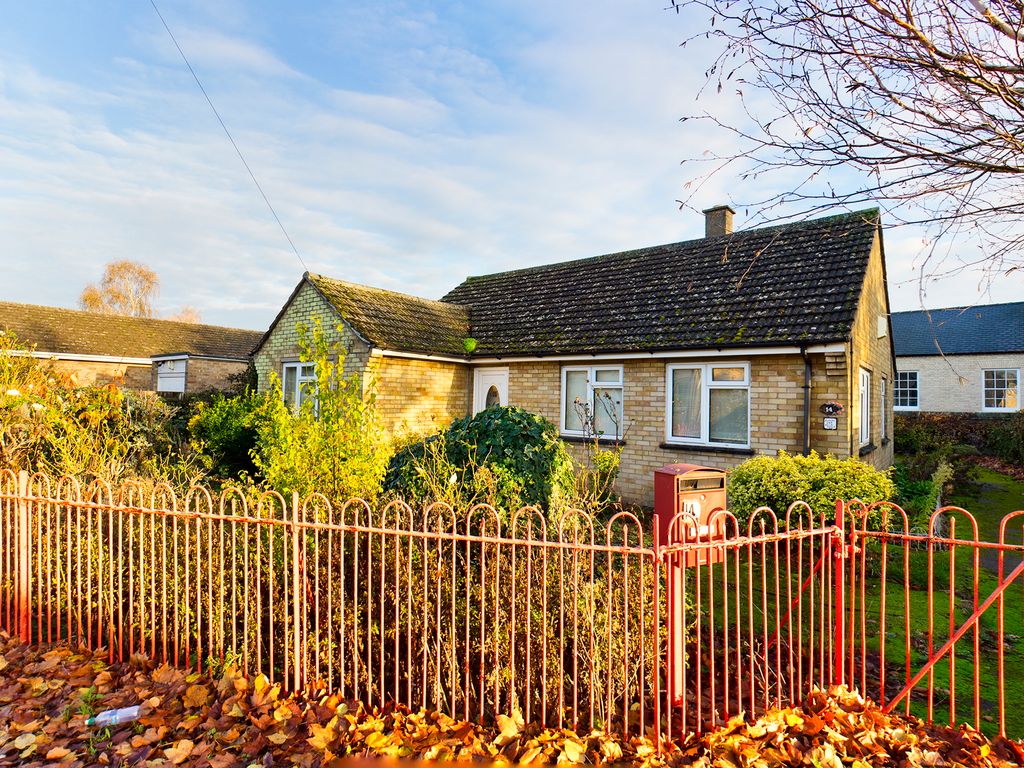 3 bed detached bungalow for sale in High Street, Oakington, Cambridge