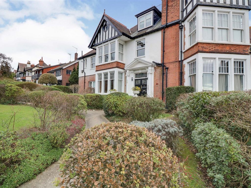 2 bed flat for sale in Chalkwell Avenue, WestcliffOnSea SS0, £265,000