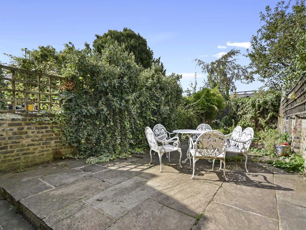 3 bed property for sale in Eversleigh Road, Shaftesbury Estate