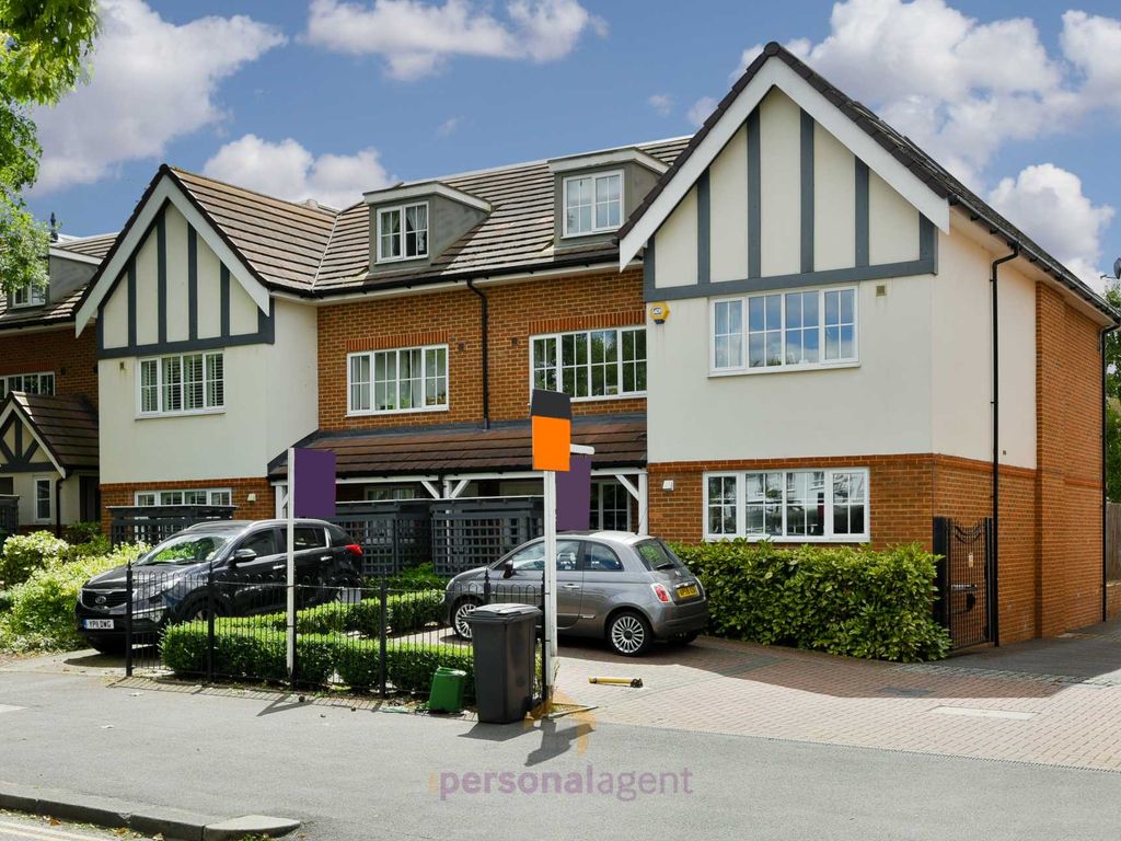 4 bed semidetached house to rent in Cuddington Avenue, Worcester Park