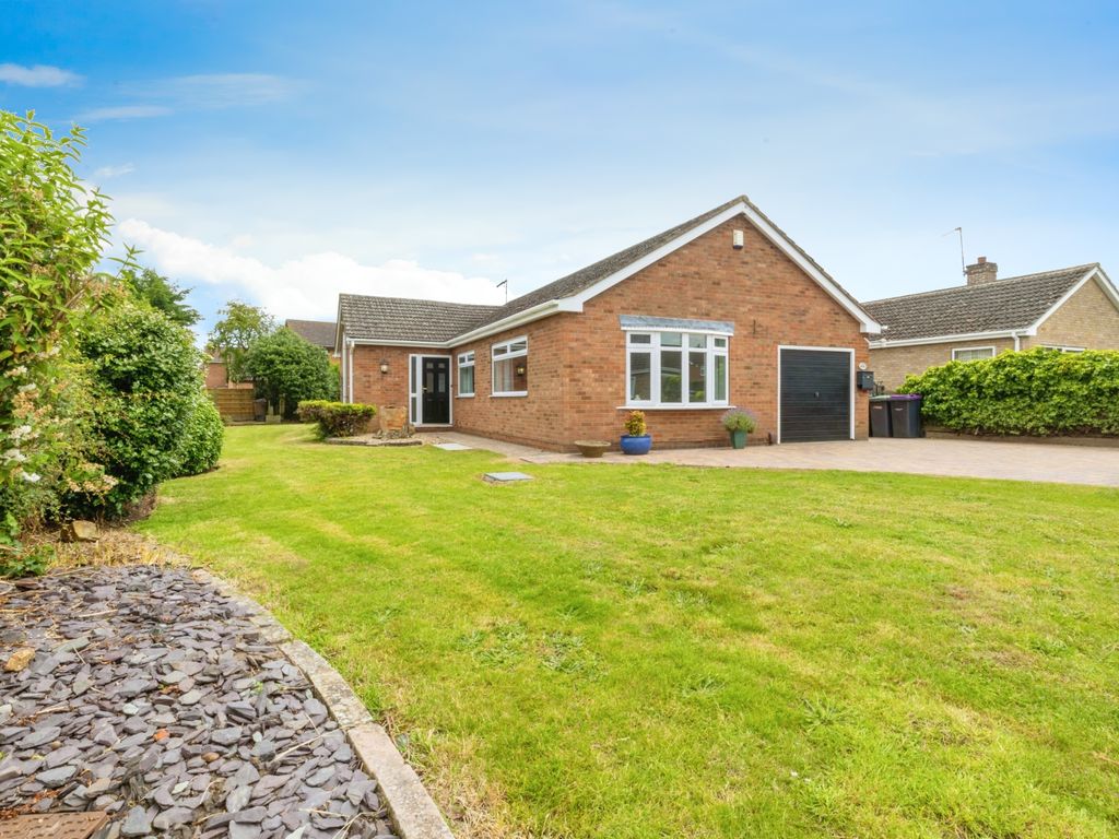 3 bed detached bungalow for sale in Swallow Avenue, Skellingthorpe, Lincoln LN6, £300,000 Zoopla