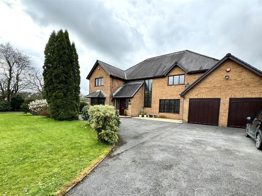 4 bed detached house for sale in Waunfarlais Road, Llandybie, Ammanford